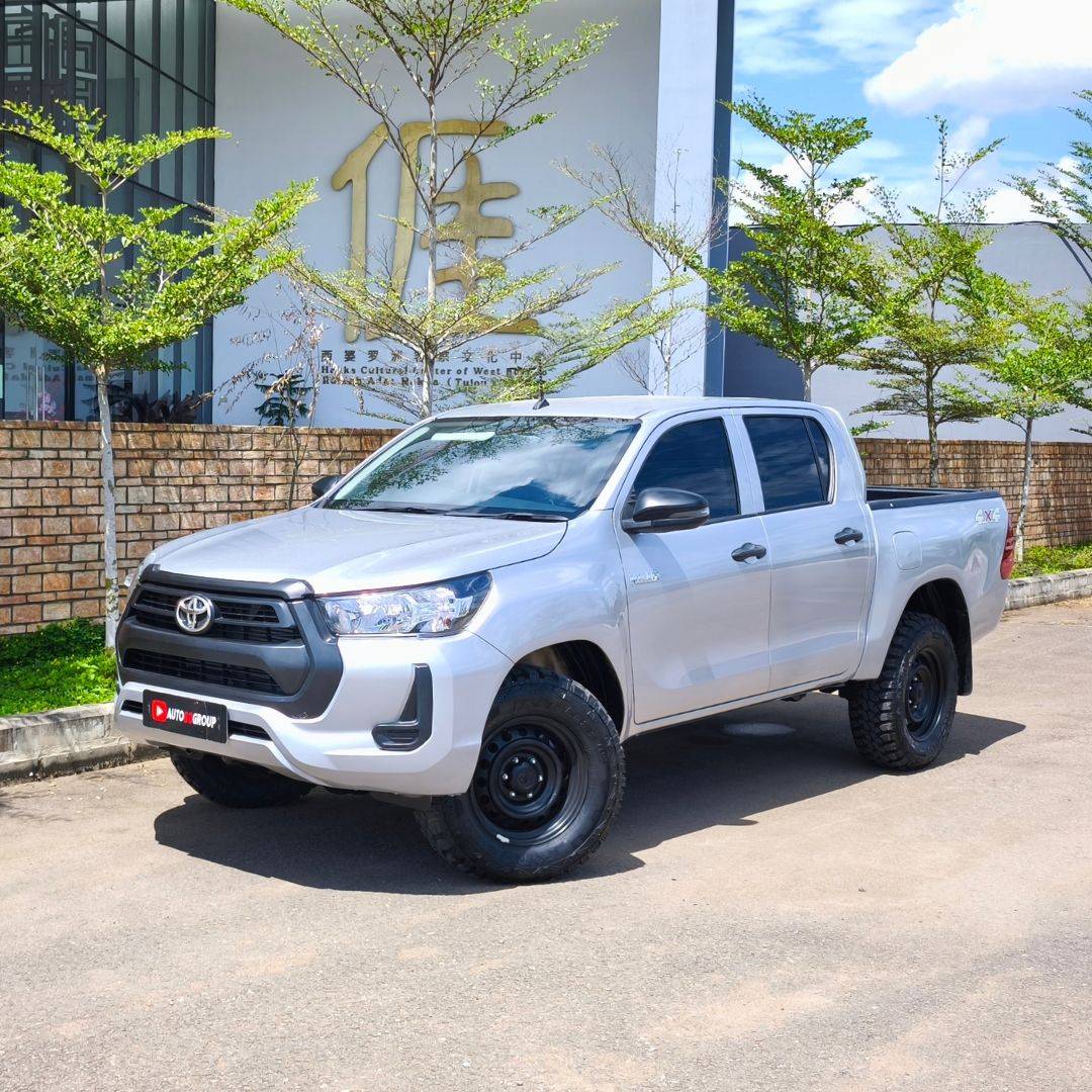 toyota-new-hilux-e-double-cabin-2400-manual-double-cabin-4x4-diesel-silver-2rows-2023-kb-8580-gr-3299